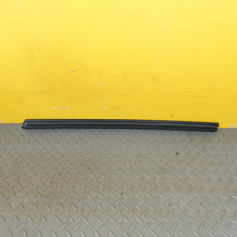 2020-2022 RANGE ROVER EVOQUE FRONT RIGHT SIDE DOOR WINDOW BELT SEAL OEM LR123685