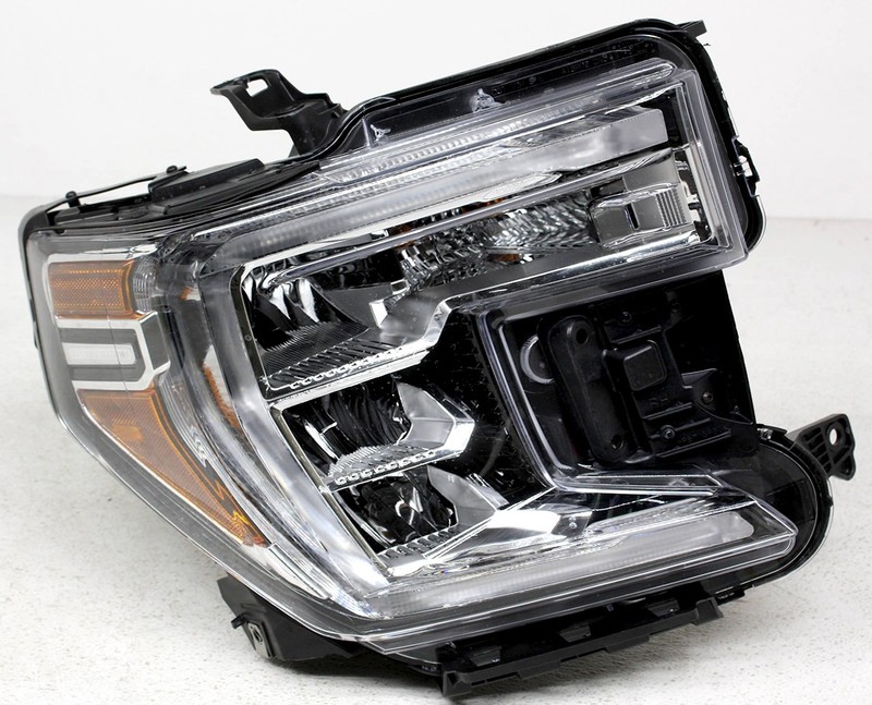 OEM Right Passenger Side LED Headlamp For GMC Sierra 1500 84772476 Lens Chip