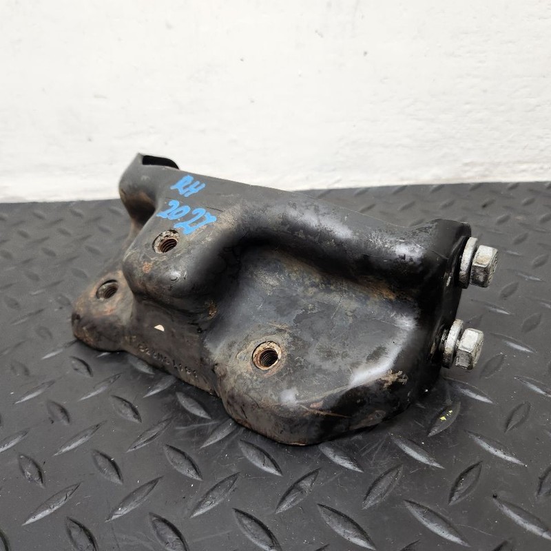 00-06 GMC Yukon XL V8 Right Passenger Engine Mount Bracket OEM 15113847