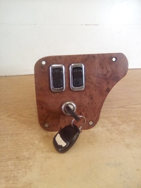 Peterbilt 387 17-05007M001 Dash Switch Panel W/Ignition Switch & Key