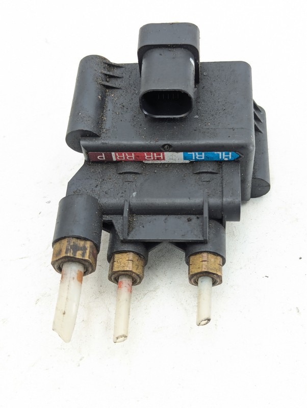 06-13 Mercedes W251 R350 R500 Air Pneumatic Suspension Valve Block Airmatic OEM