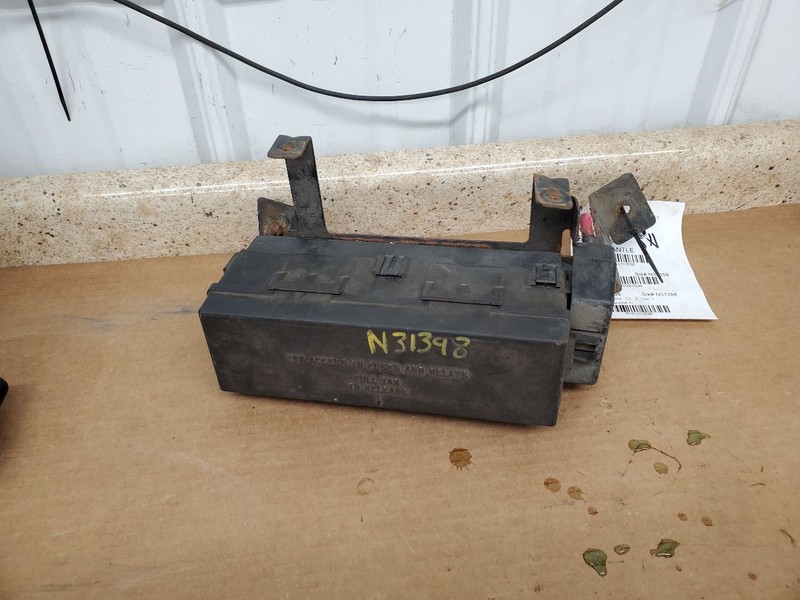 CHEROKEE1996 Fuse Box Engine 291538