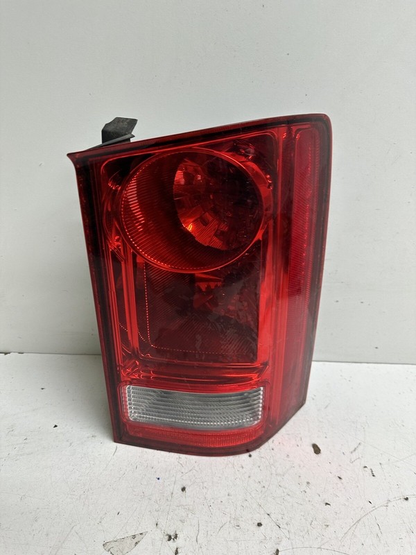 2010-2011 Suzuki XL-7 Right Passenger Tail Light Lamp Taillight Taillamp Oem