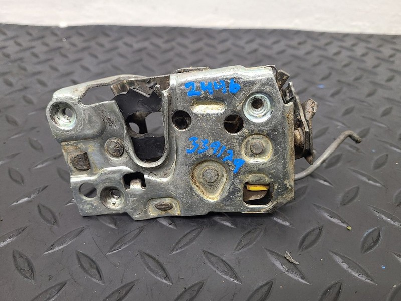 95-00 Chevrolet Tahoe Front Right Passenger Door Latch OEM 16631626