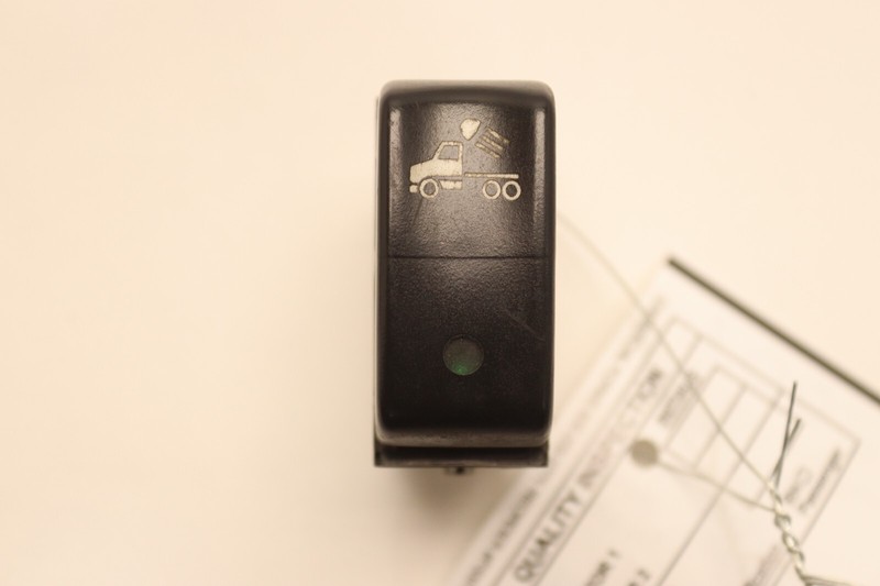 2012 KENWORTH T800 REAR HEADLIGHT ROCKER SWITCH BUTTON P27-1040-11 OEM