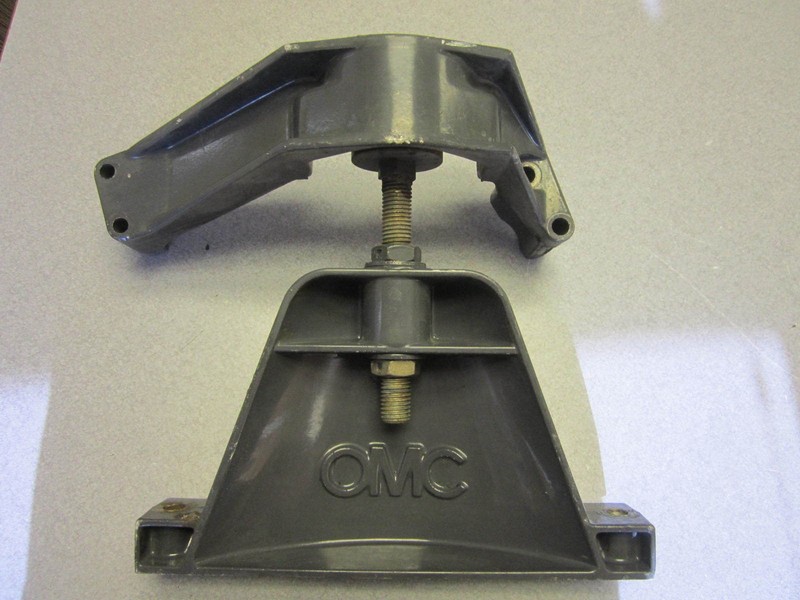 912206 912207 OMC Cobra Stern Drive 4 Cyl Front Motor Mount