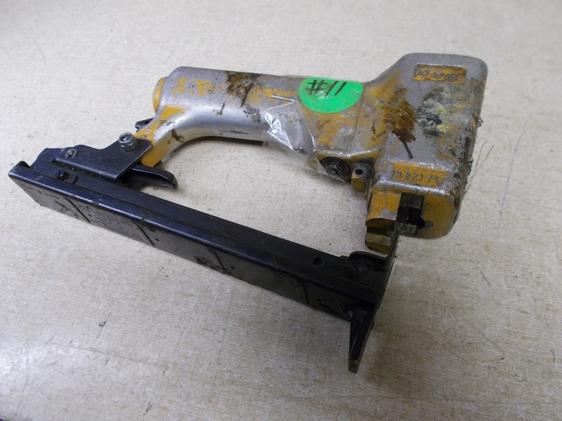 Bostitch Pneumatic Staple Gun Air Stapler 1122171 FOR PARTS OR REPAIR *FREE SHIP