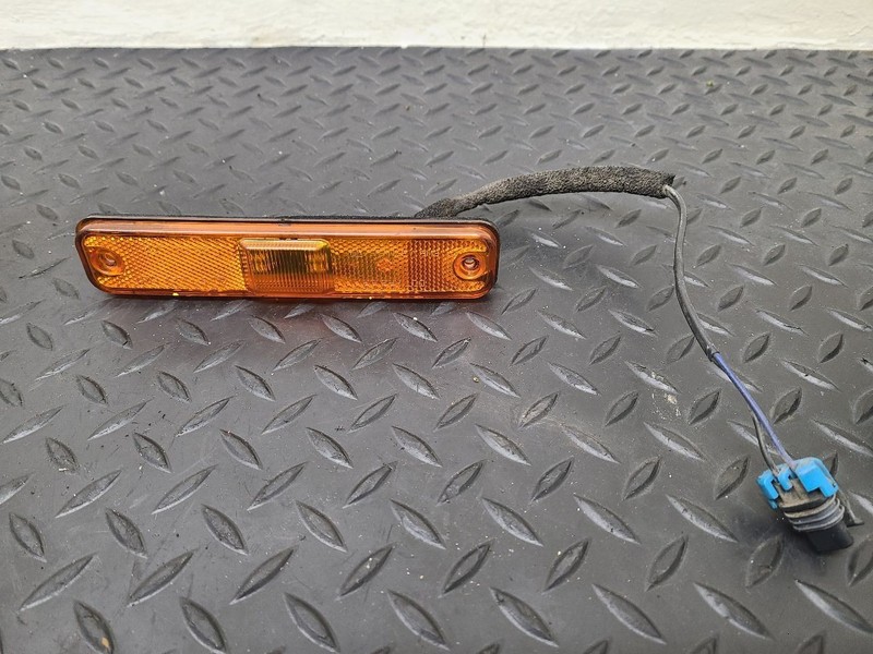 03-09 Hummer H2 Fender Mounted Side Marker Lamp OEM 25952319