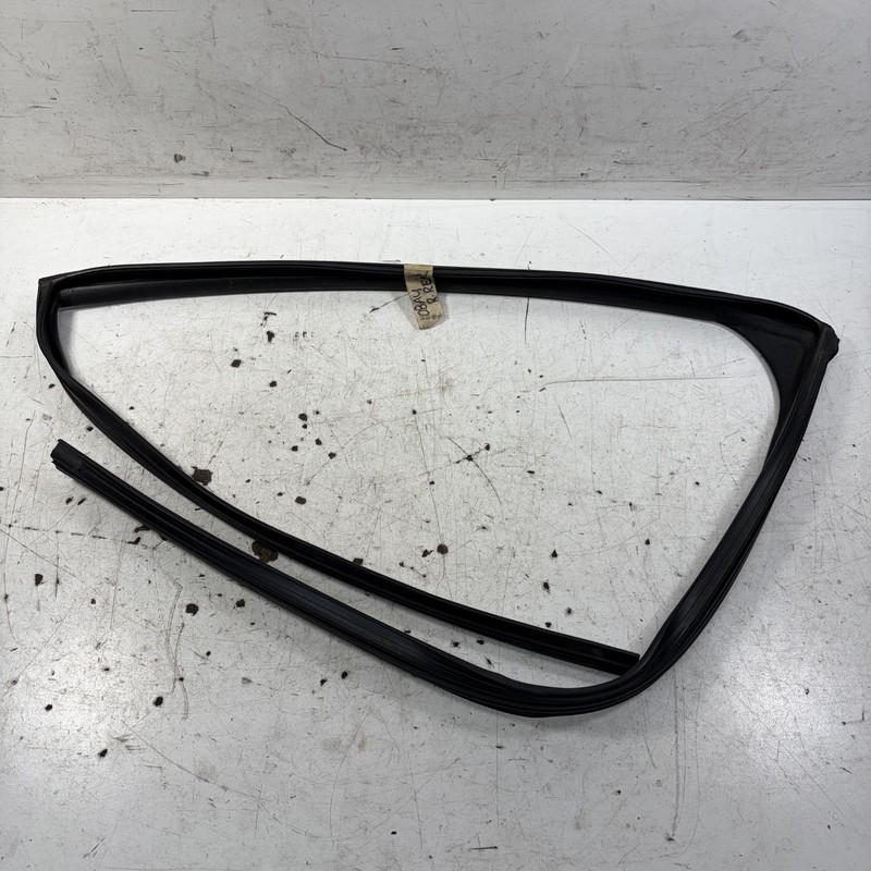 08-12 Honda Accord 4D Right Rear Door Window Run Channel 72735-TA0-A01 OEM