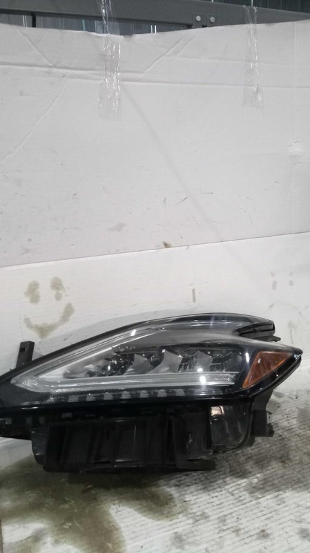 2019 Nissan Murano Left Headlight Assembly Black Used Scuff on Edge 675142