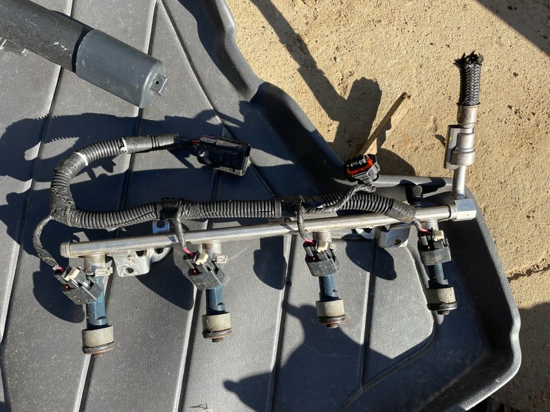 11-20 CHEVROLET CRUZE TRAX MALIBU OEM 1.4 TURBO FUEL INJECTOR RAIL W/ INJECTORS