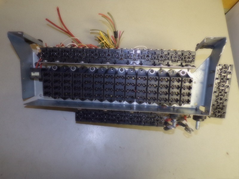 Freightliner A-1890P Fuse Block 086937 *FREE SHIPPING*