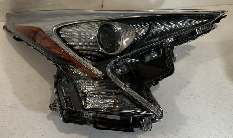 2016-18 TOYOTA PRIUS OEM RH HEADLAMP ASSY ( PASSENGER SIDE)
