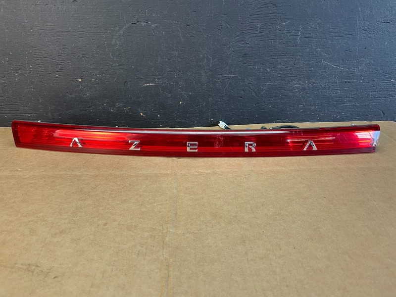 2006 to 2009 Hyundai Azera Trunk Center Tail Light License W/Emblem AE0853 DG