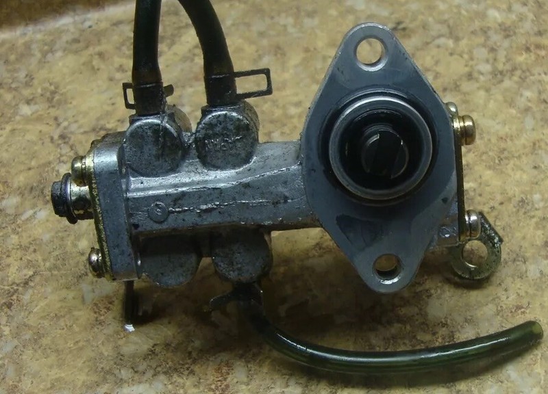 1996 Polaris RMK XLT Indy Triple Snowmobile Engine Motor Oil Pump