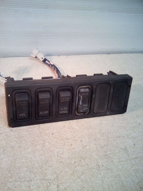 International 3549776C4 32237 Dash / Switch Console 4 Rocker Switches