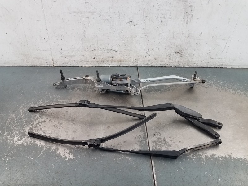 2012 Mercedes AMG CLS 63 Windshield Wiper Motor / Arms #8399 K4
