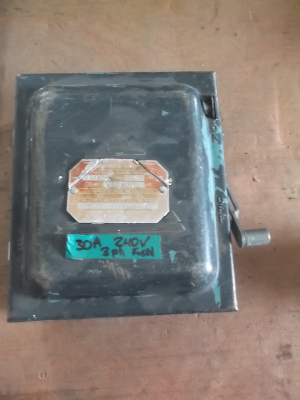 Arrow Hart Enclosed Switch Cat 27368 3-Pole 30A 230VAC *FREE SHIPPING*