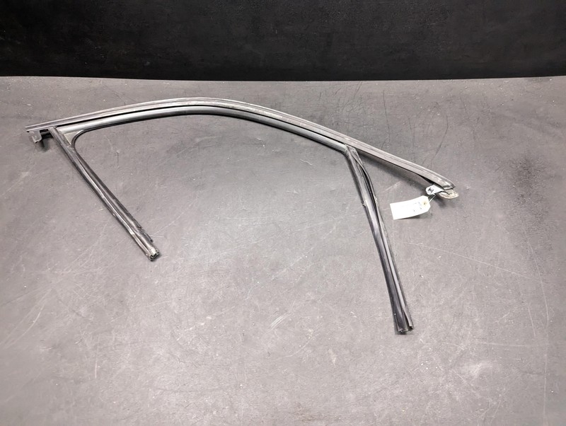 Front Right Door Window Glass Run Channel 2018 Audi Q3 8U0837440A 2015 2016 2017