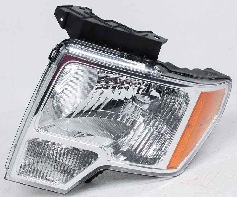 OEM Ford Left Driver Side Halogen Headlamp DL3Z-13008-B Lens Chip