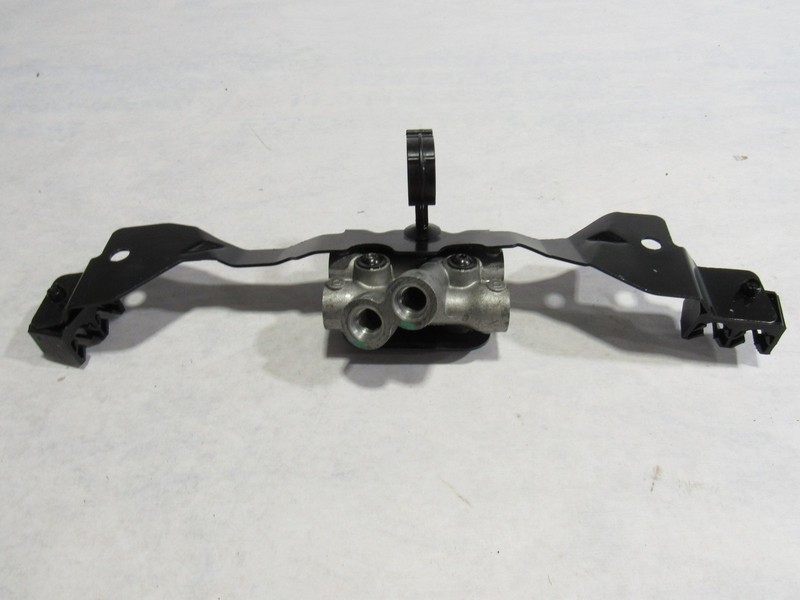 17-20 Mclaren 720S 720 2020 Spoiler Oil Valve Hose Line Pipe Separator #3