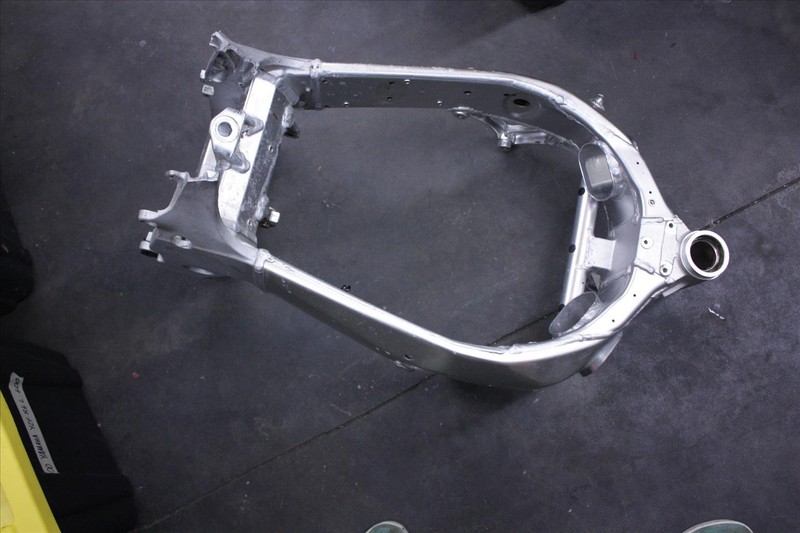1999 SUZUKI GSX-R 600 FRAME MAIN CHASSIS BODY GSXR600 99
