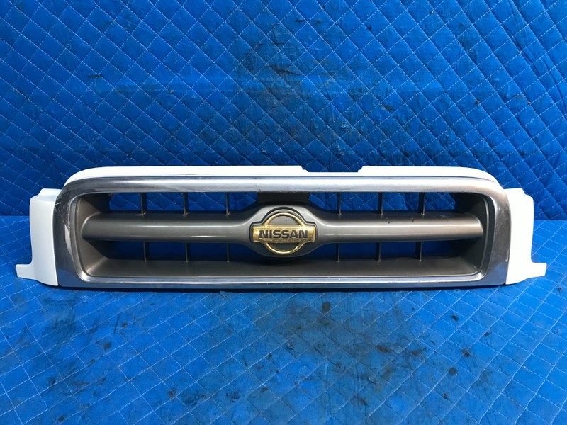 1999-04 Nissan Pathfinder Front Upper Grill Grille OEM