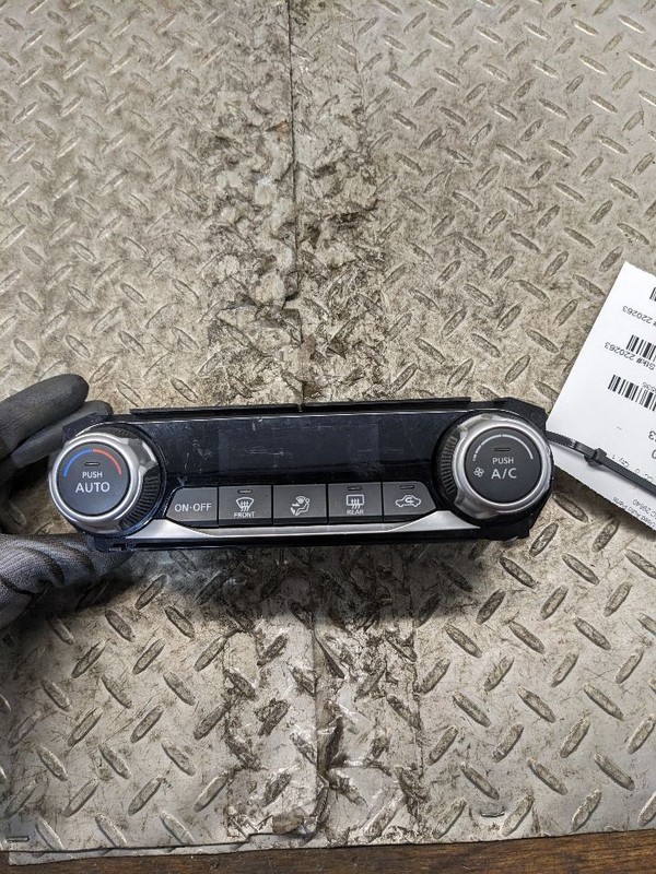 Temperature Control Manual Temperature Control Fits 20-23 VERSA 1058535