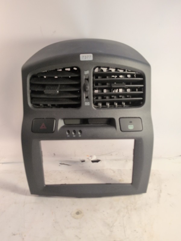 01-06 HYUNDAI SANTA FE OEM BLACK CENTER DASH RADIO HEAT AC VENT TRIM BEZEL