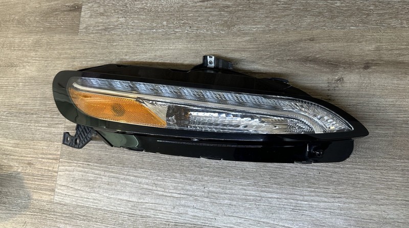 2014-18 JEEP CHEROKEE RH PARK AND SIGNAL LIGHT - DRL OEM PART # 68321886AC