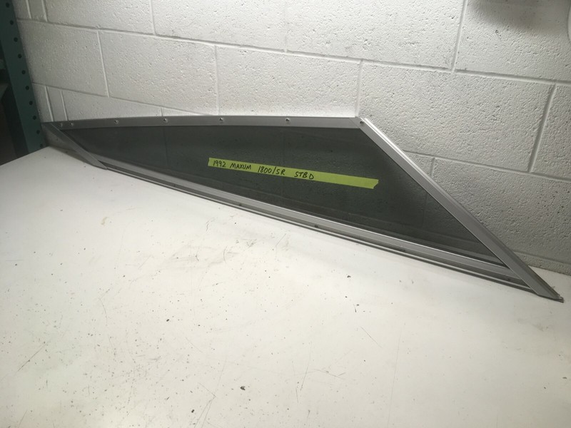 Z7 1992 Maxum 1800 Boat Windshield Driver Starboard Right