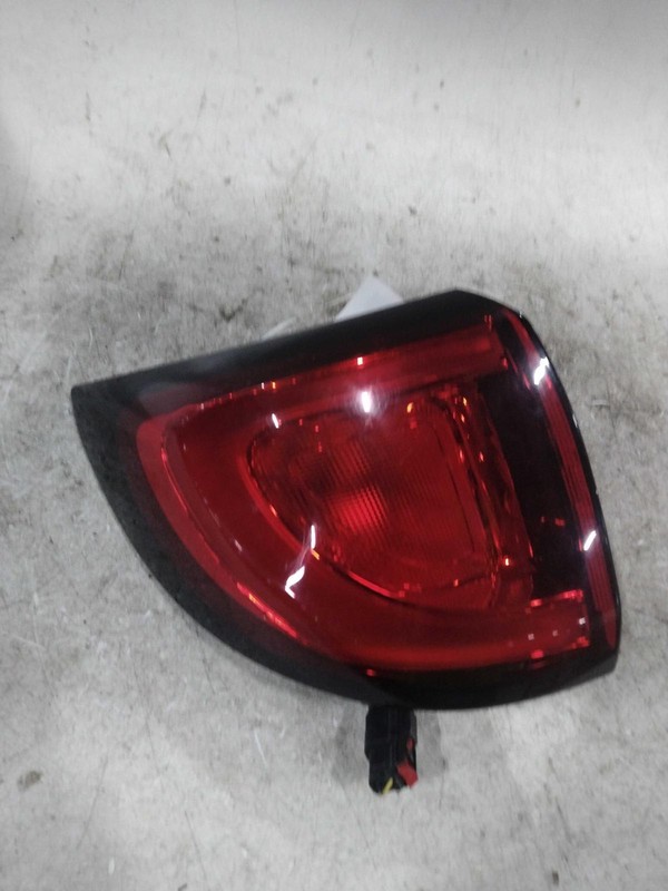 Used Left Tail Light Assembly fits: 2017 Chrysler Pacifica incandescent lamps qu
