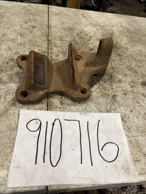 99 to 04 Ford 4X4 F250 F350 SUPER DUTY Front Left Spring U-Bolt Sway Bar Bracket