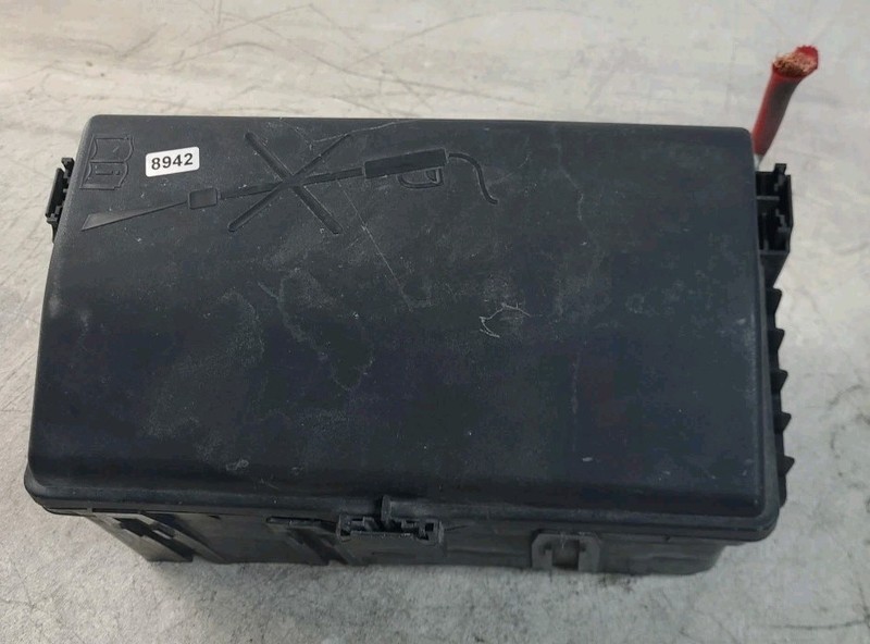 2011-2014 Chevy Cruze 1.8 Engine Junction Block Fuse Box Assembly 9544218002 OEM