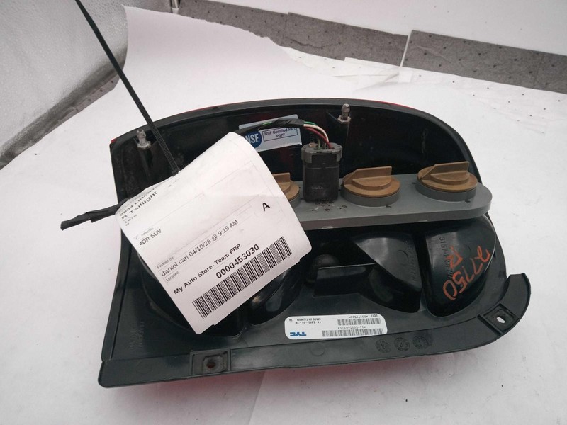 2004 Jeep Liberty Right Tail Light Assembly Tan Aftermarket 26533 264K Miles