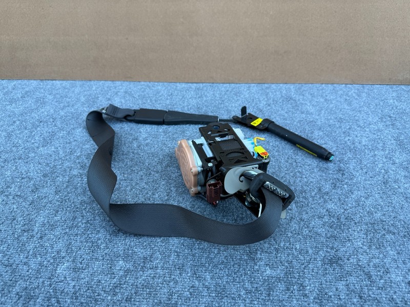 HYUNDAI GENESIS SEDAN & G80 2015-2020 OEM FRONT RIGHT RH SEAT BELT W MOTOR BLACK