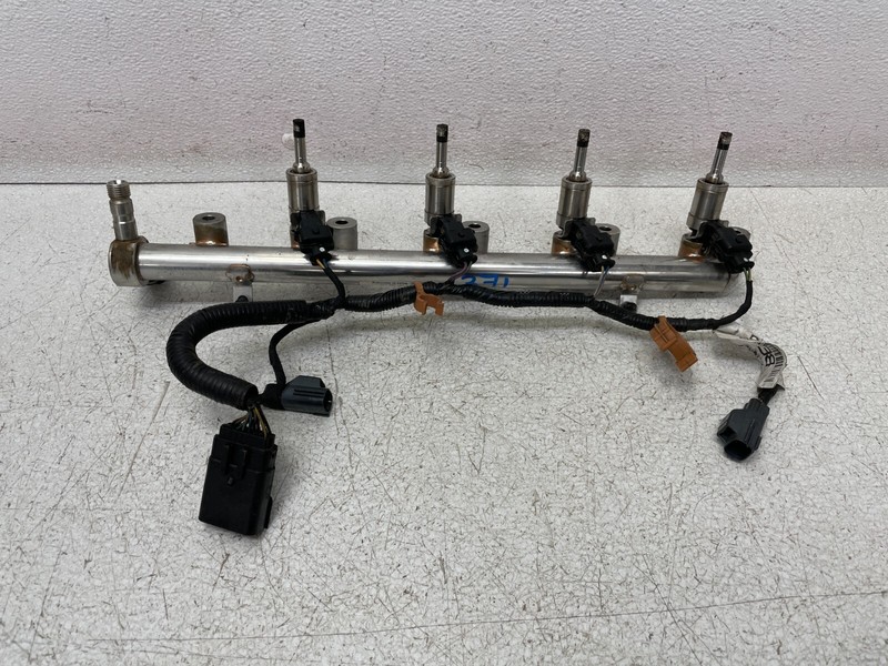 2013 2014 2015 Jaguar XF 2.0L Fuel Rail Fuel Injector Rail W/Wiring 1371 OEM