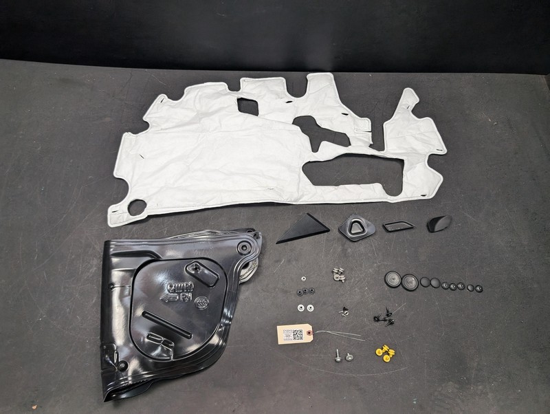Front Right Door Covers & Retainers Set 2019 Chevrolet Camaro 85609960 2016-2024