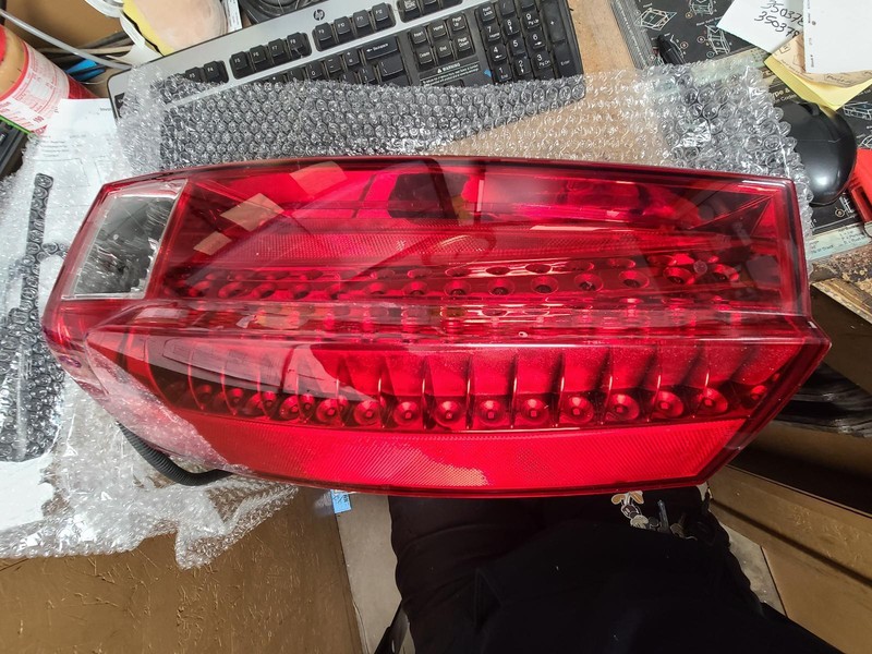 07-'14 CADILLAC ESCALADE ESV Right passenger Taillight OEM