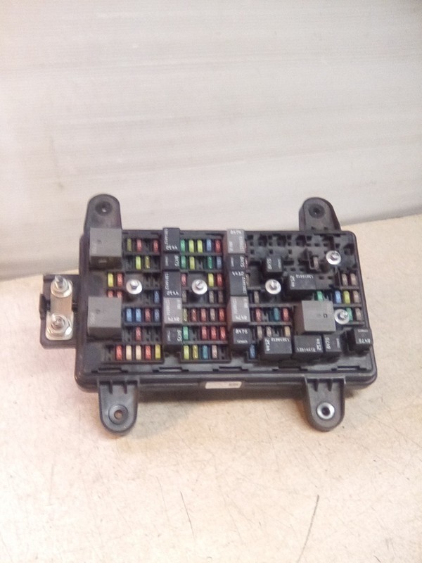 Volvo VNL 23405957-01 Fuse Relay Box