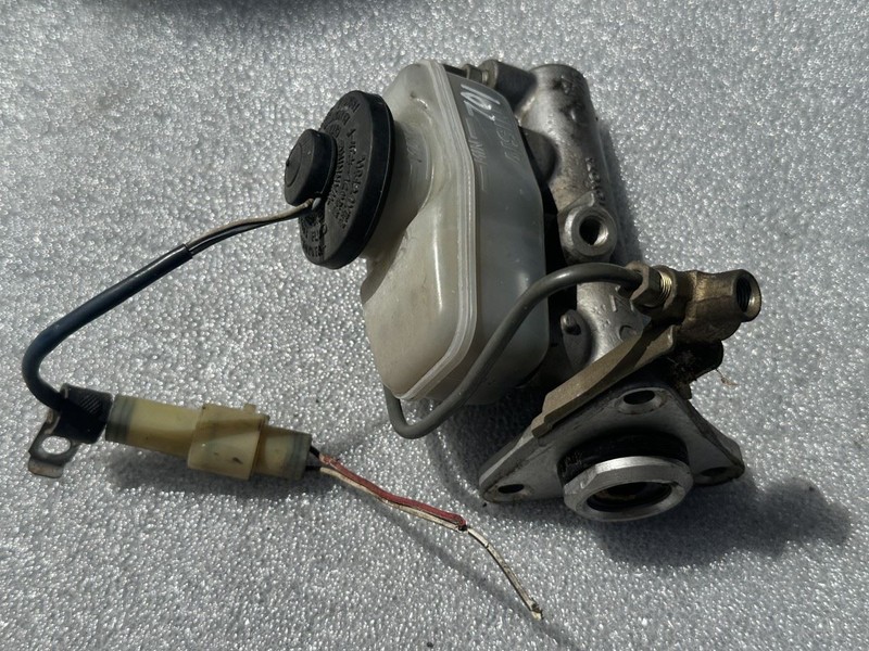 1986 1987 TOYOTA CELICA BRAKE MASTER CYLINDER WITH RESERVOIR 47201-20400