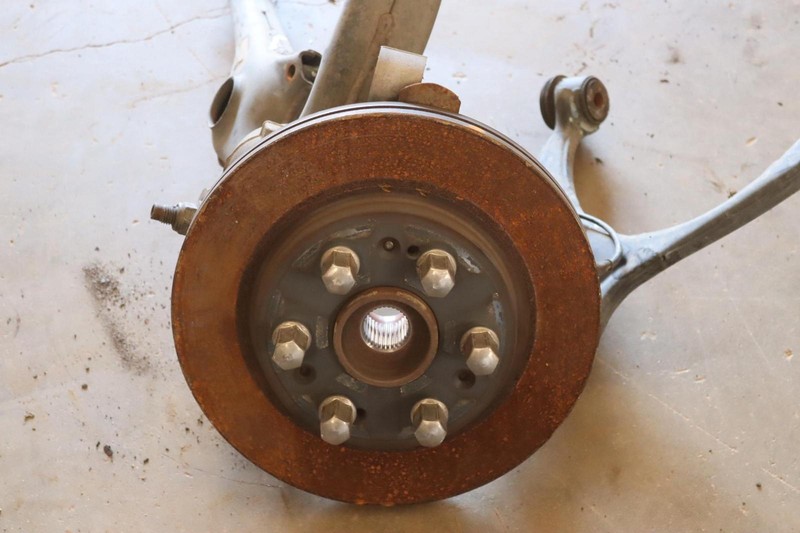 2015-2016 CHEVY/GMC SUBURBAN 4WD FRONT LEFT SPINDLE KNUCKLE HUB CONTROL ARM OEM