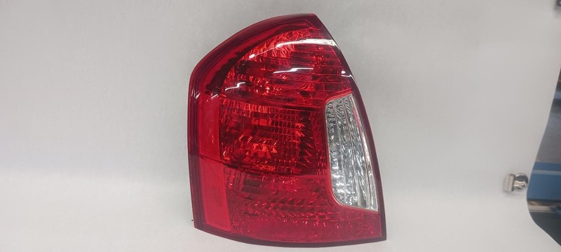 06-'11 HYUNDAI ACCENT Sedan Left driver outer Taillight OEM Grade A!