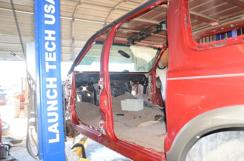 00-05 EXCURSION 6.8L Driver Left Side Rocker and Post Cut Assembly