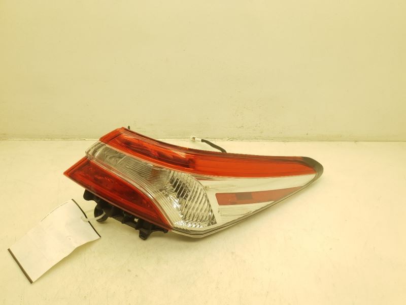 18-23 TOYOTA CAMRY LE PASSENGER SIDE QUARTER MOUNTED TAIL LIGHT ASSEMBLY