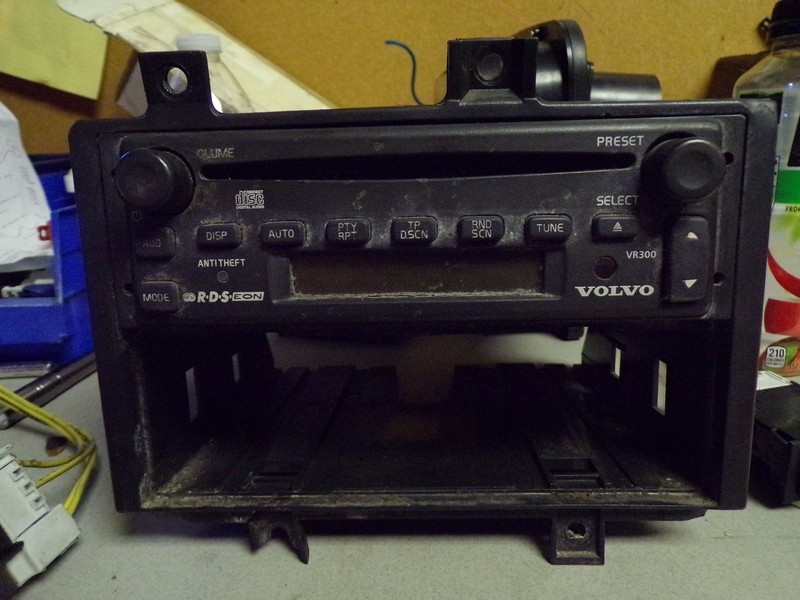 Volvo 20561221 In Dash CD Player with Bezel *FREE SHIPPING*