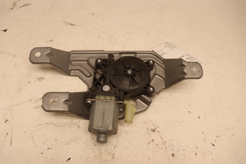 2014-2019 CHEVY SILVERADO 1500 REAR RIGHT TRUNK CARGO WINDOW REGULATOR MOTOR OEM