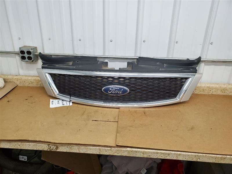 Grille Chrome Surround With Painted Ends Fits 05-06 FIVE HUNDRED 281190