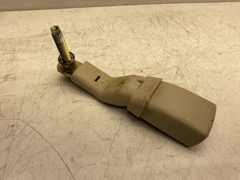 2004-2007 TOYOTA HIGHLANDER REAR 2ND ROW LEFT SIDE SEAT BELT BUCKLE LATCH