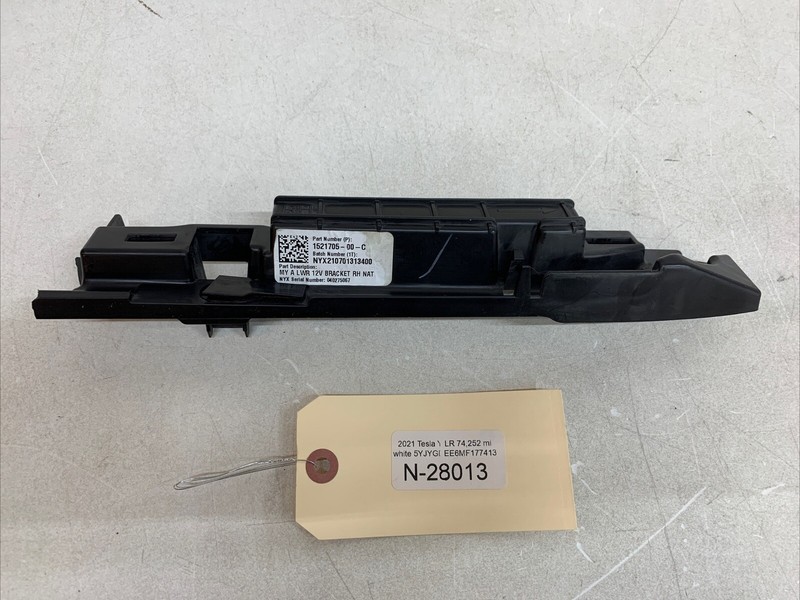 20-22 TESLA MODEL Y FRONT RH SIDE DOOR SILL SCUFF PLATE COVER BRACKET 28014 B46